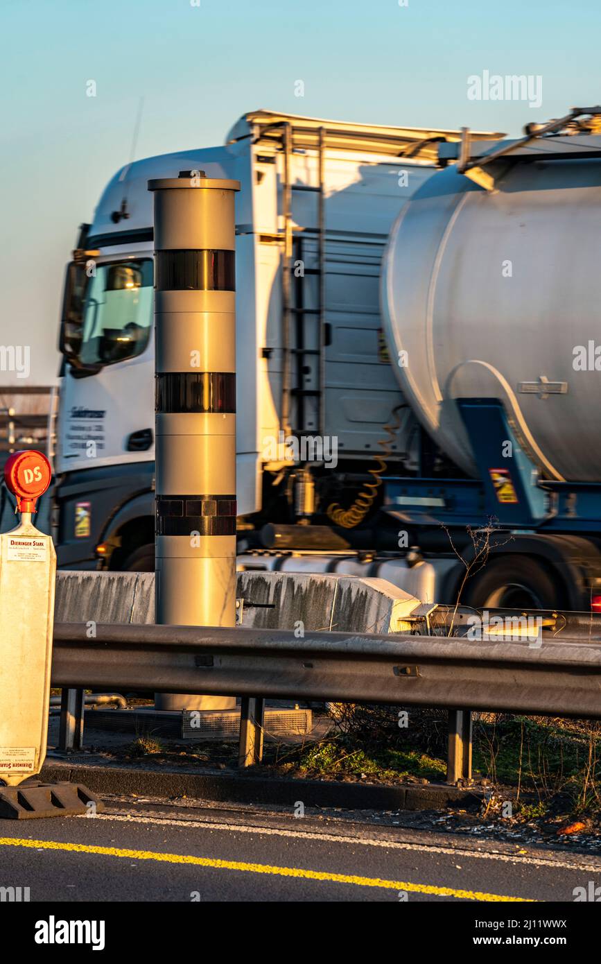 Blitzer, Radargeschwindigkeitsüberwachung, auf der Autobahn A40, auf der Rheinbrücke Neuenkamp, Duisburg, NRW, Deutschland, Blitzer, Radargeschwindigkeitsüberwachung Stockfoto