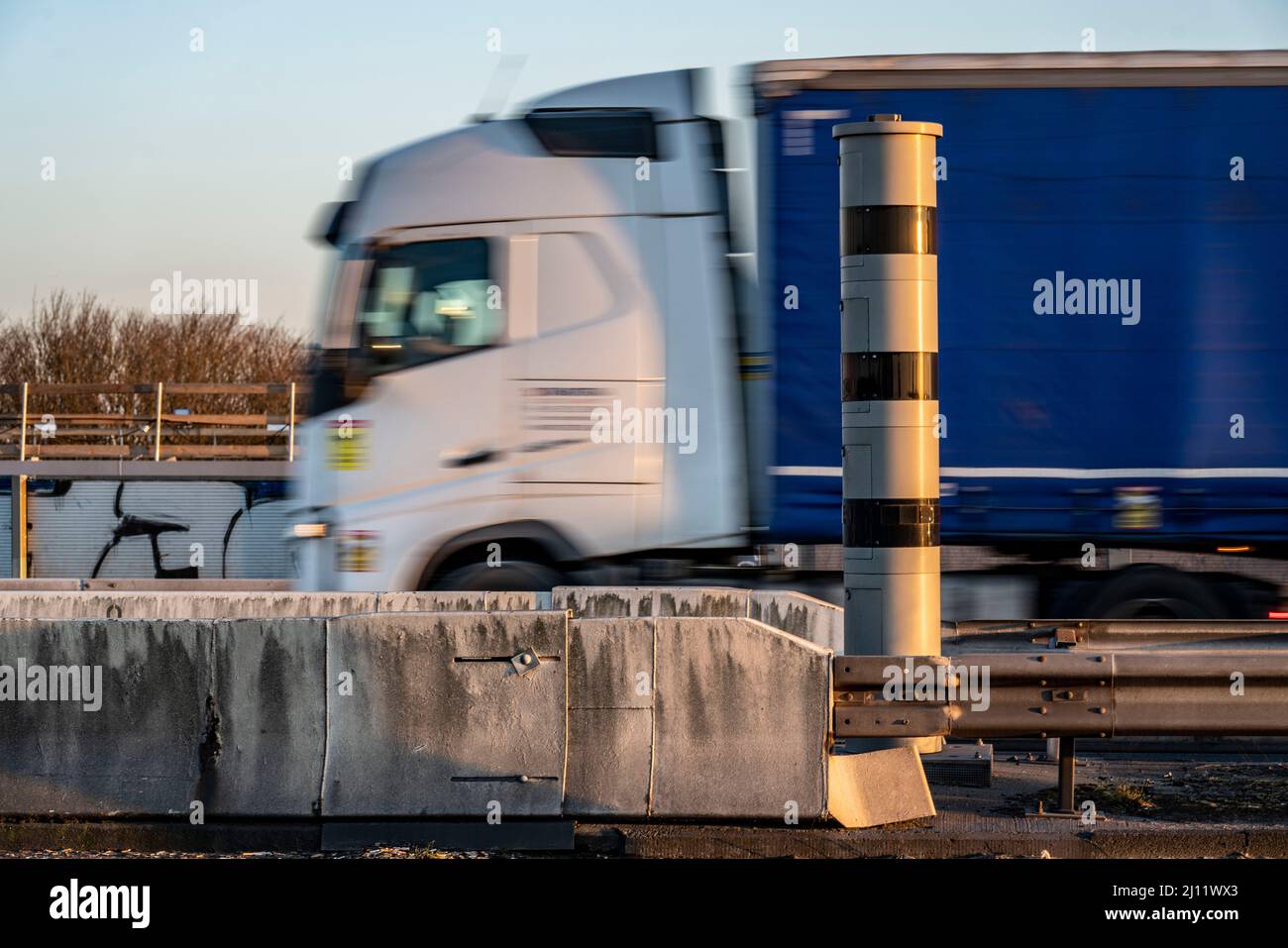 Blitzer, Radargeschwindigkeitsüberwachung, auf der Autobahn A40, auf der Rheinbrücke Neuenkamp, Duisburg, NRW, Deutschland, Blitzer, Radargeschwindigkeitsüberwachung Stockfoto
