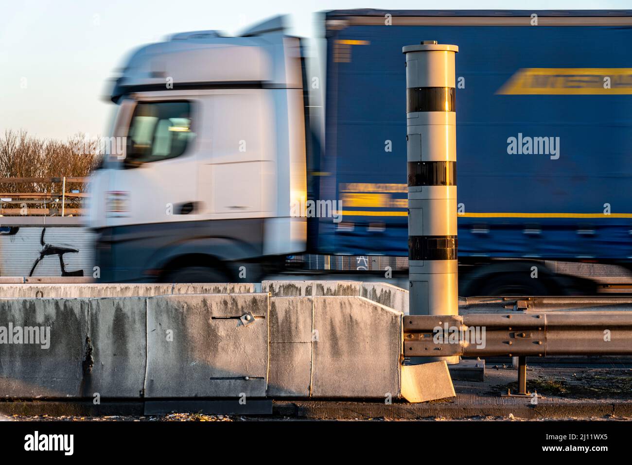 Blitzer, Radargeschwindigkeitsüberwachung, auf der Autobahn A40, auf der Rheinbrücke Neuenkamp, Duisburg, NRW, Deutschland, Blitzer, Radargeschwindigkeitsüberwachung Stockfoto