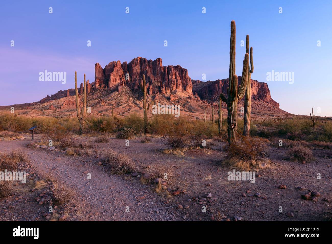 Panoramablick auf die Superstition Mountains, Arizona, im Lost Dutchman State Park Stockfoto