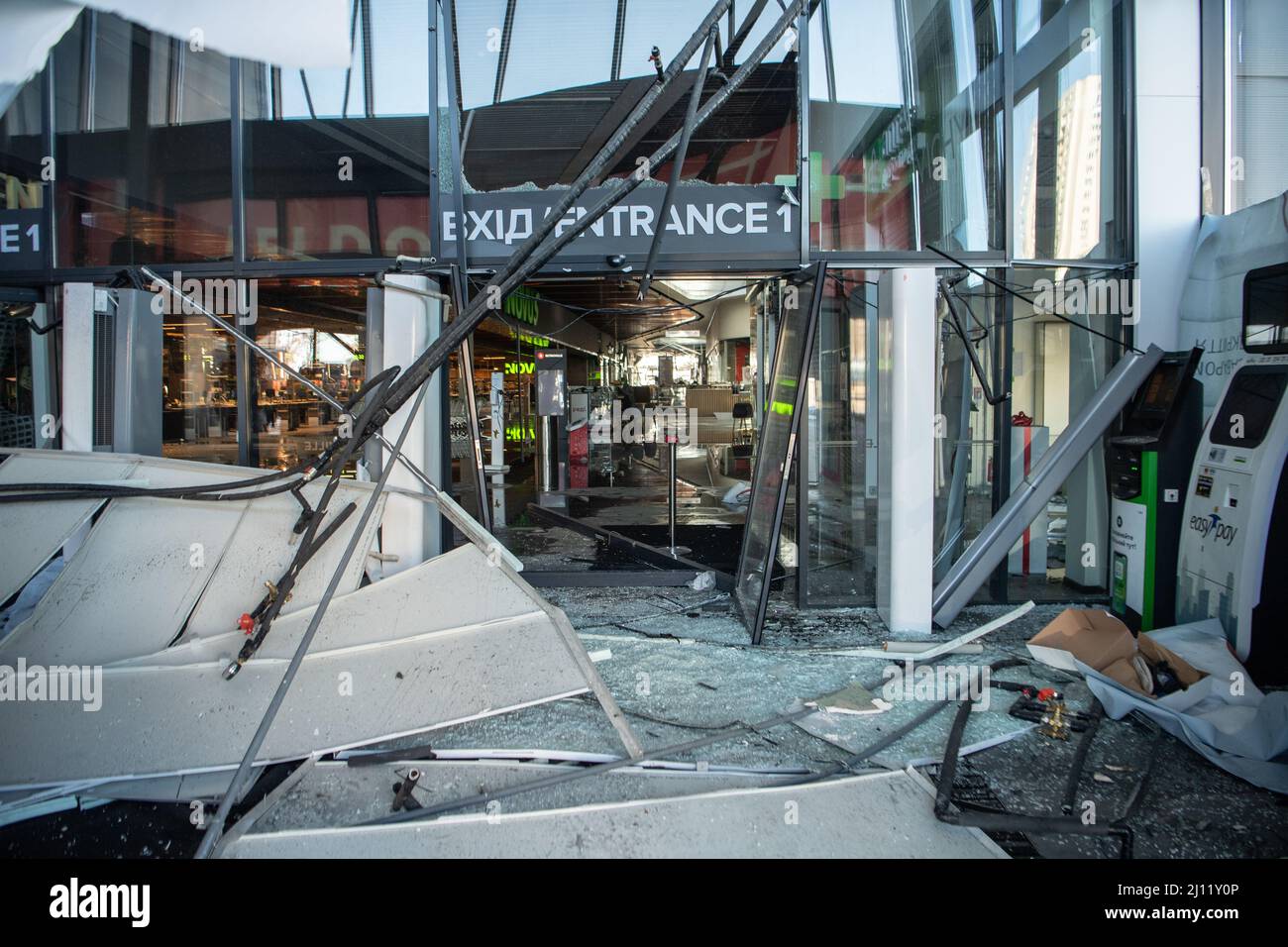 Kiew, Ukraine. 21. März 2022. Ein Einkaufszentrum in Kiew wurde von Russland angegriffen und tötete mindestens acht Menschen. Kredit: SOPA Images Limited/Alamy Live Nachrichten Stockfoto