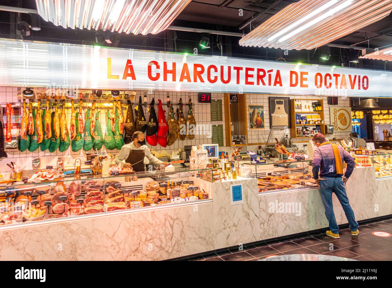 La Charcuteria de Octavio Fleischstand im Mercado San Anton, madrid, Spanien Stockfoto