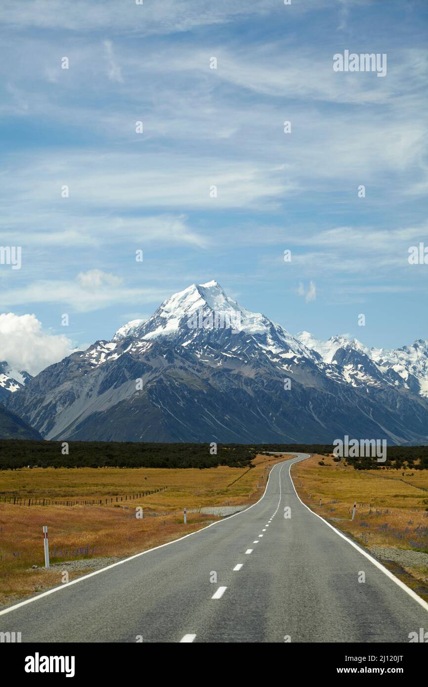 Straße nach Aoraki Mount Cook, Mackenzie Country, South Canterbury, South Island, Neuseeland Stockfoto