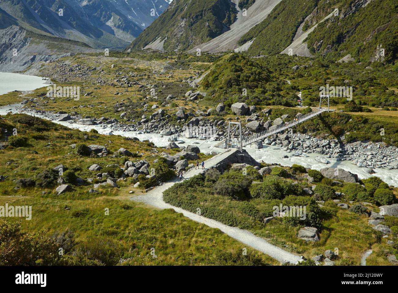 Fußgängerbrücke und Hooker River, Aoraki/Mt Cook National Park, South Island, Neuseeland Stockfoto