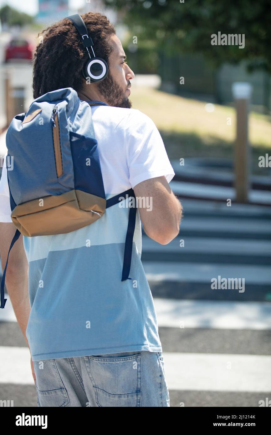 Hübscher junger Mann, der eine Stret überquert Stockfoto