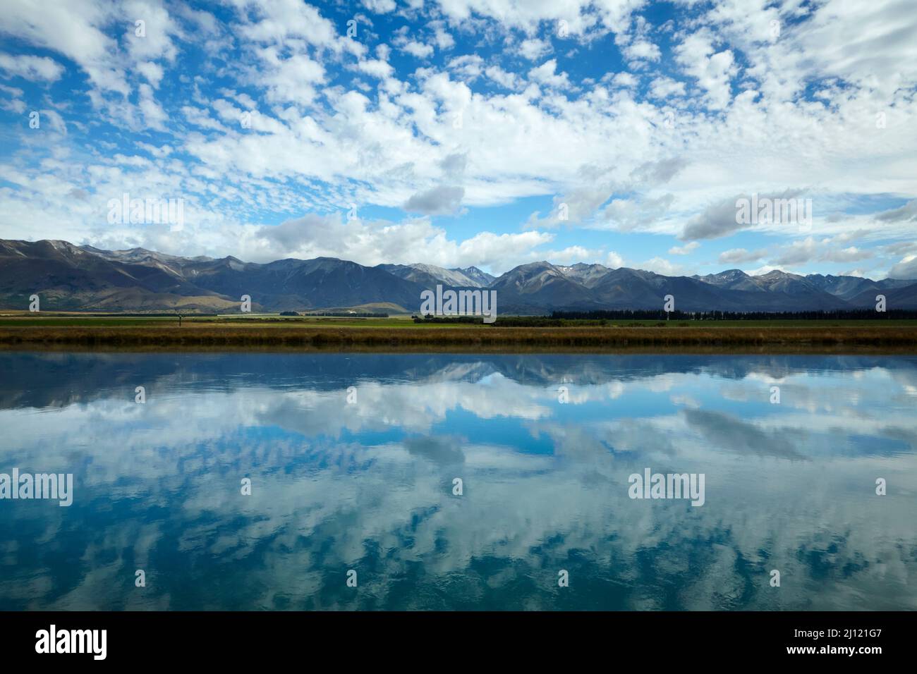 Reflections in Pukaki Canal, in der Nähe von Twizel, MacKenzie Region, South Canterbury, South Island, Neuseeland Stockfoto