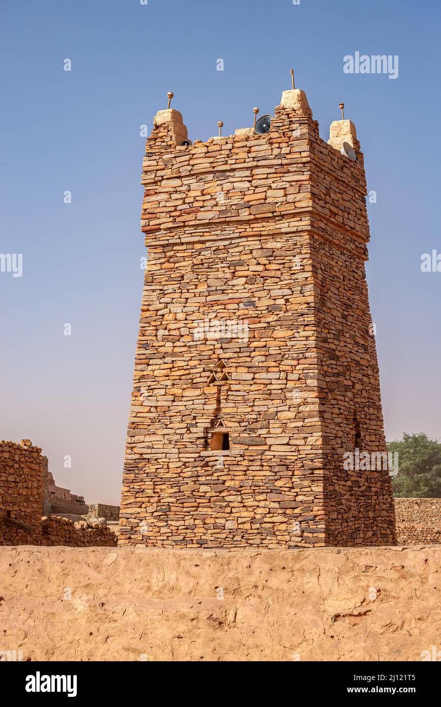 Hoch aufragendes Minarett der alten Freitagsmoschee in der Altstadt von Chinguetti, Mauretanien Stockfoto