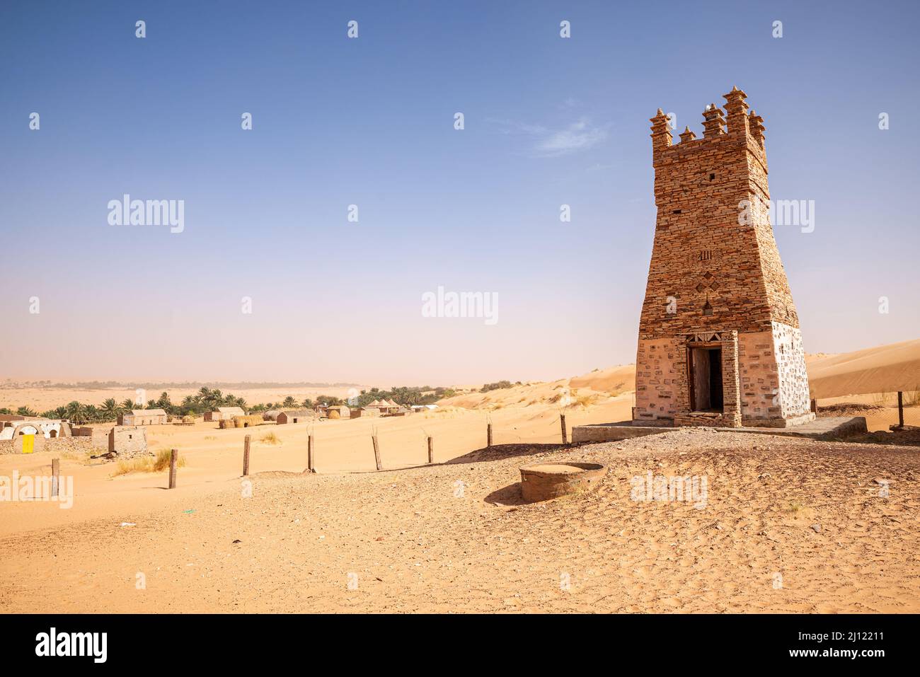 Minarett der alten Moschee, in der Nähe von Chinguetti, Mauretanien Stockfoto