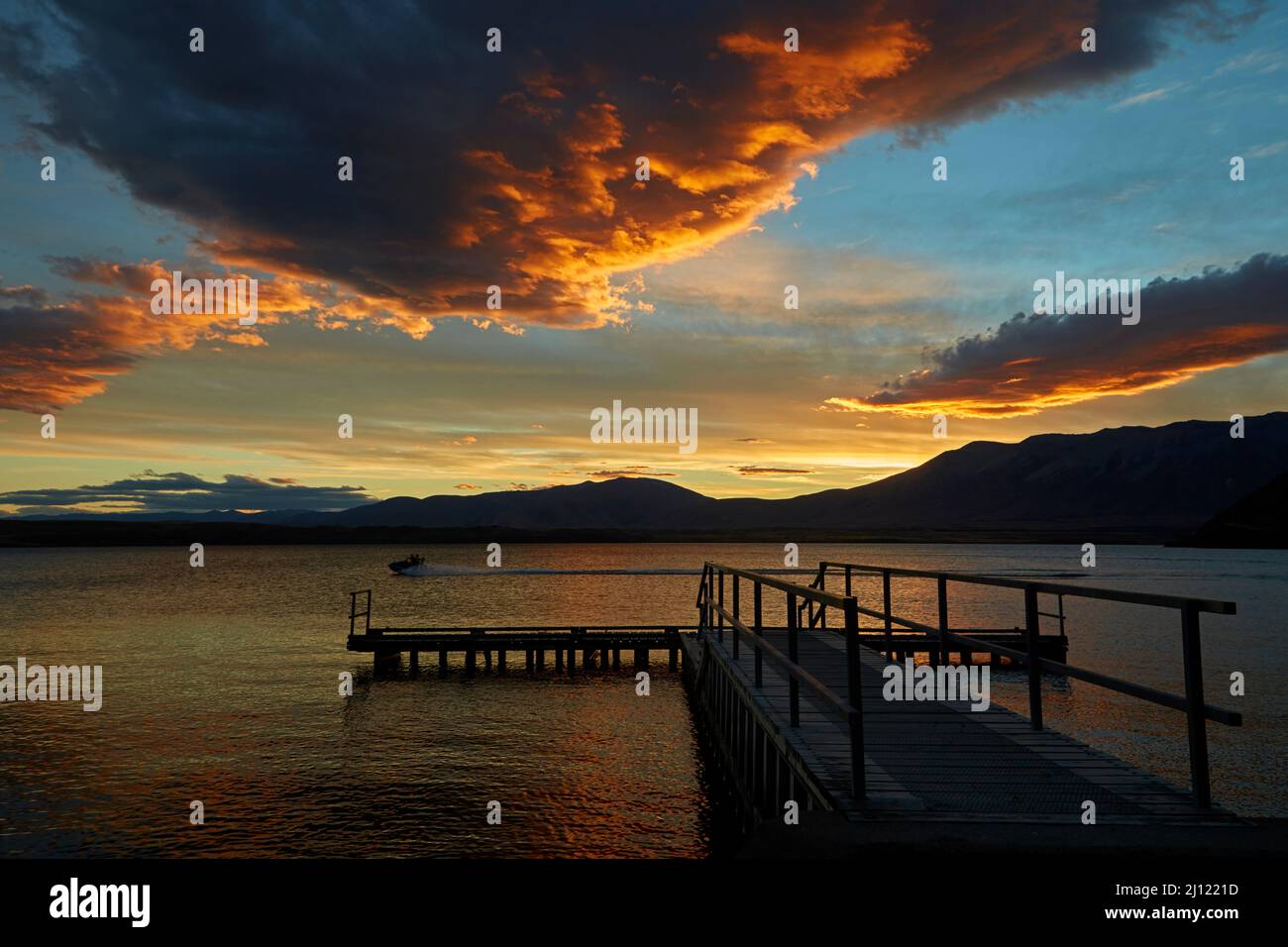 Anlegestelle in Dusk, Lake Ohau, Mackenzie Country, South Island, Neuseeland Stockfoto