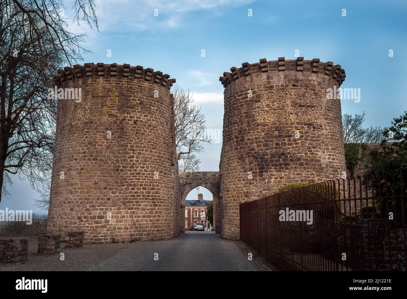 Guillaume Türme und Jeanne d'Arc Tür an einem Frühlingsabend in Saint Valery sur Somme, Hauts-de-France Stockfoto