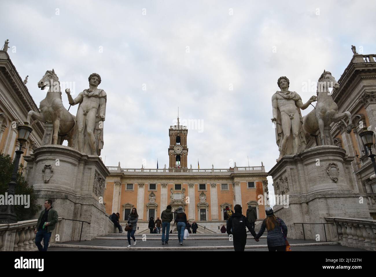 Touristen erklimmen die Cordonata zur Piazza del Campidoglio auf dem Kapitol, Rom, Italien, 28.. November 2017. Stockfoto