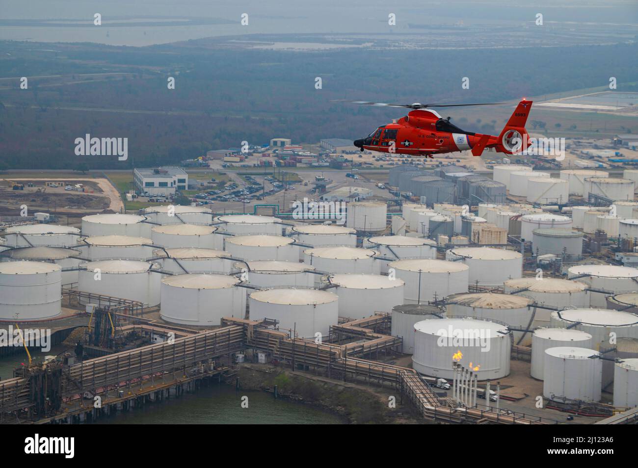 Die Coast Guard Air Station Houston führt einen Area of Responsibility Formationsflug über das Gebiet Houston-Galveston, Texas, durch, 11. März 2022. Die Luftstation führt regelmäßig AOR-Fahrten durch, um die Besatzungen mit dem Gebiet vertraut zu machen. (USA Foto der Küstenwache von Petty Officer, Klasse 3., Alejandro Rivera) Stockfoto