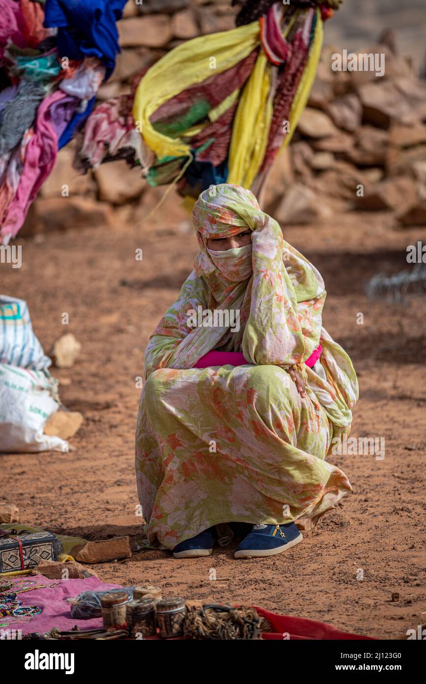 Mauretanische verschleierte Frau, die Souvenirs verkauft, Region Adrar, Mauretanien Stockfoto