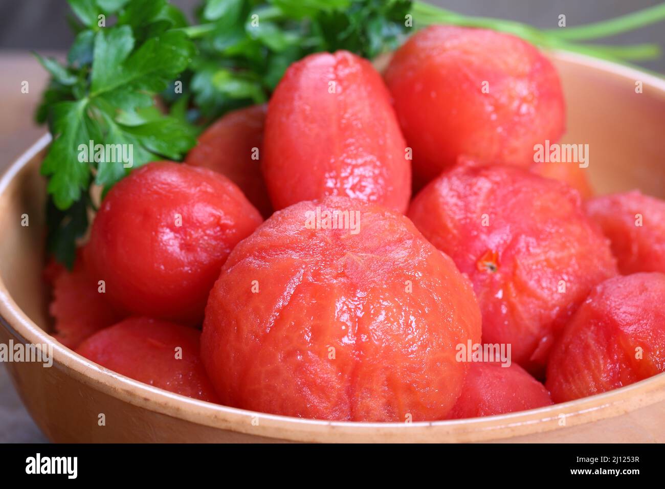 Ganze geschälte Tomaten in einer Schüssel Stockfoto