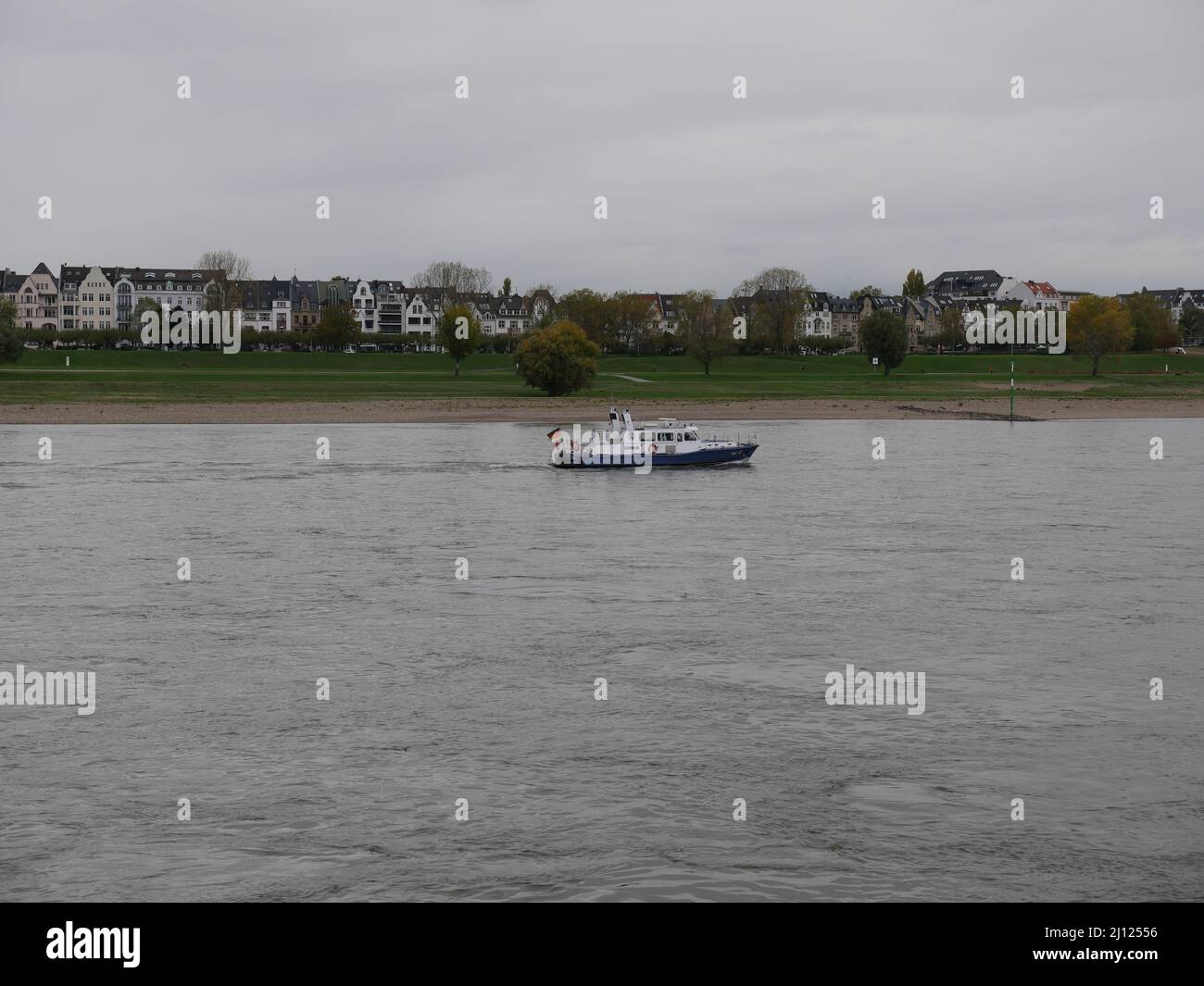 Düsseldorf, Deutschland 11,3.2019, 3,57 Uhr Blick auf das Rheinufer im Stadtteil Oberkassel. In der Mitte des Flusses ein Polizeiboot Stockfoto