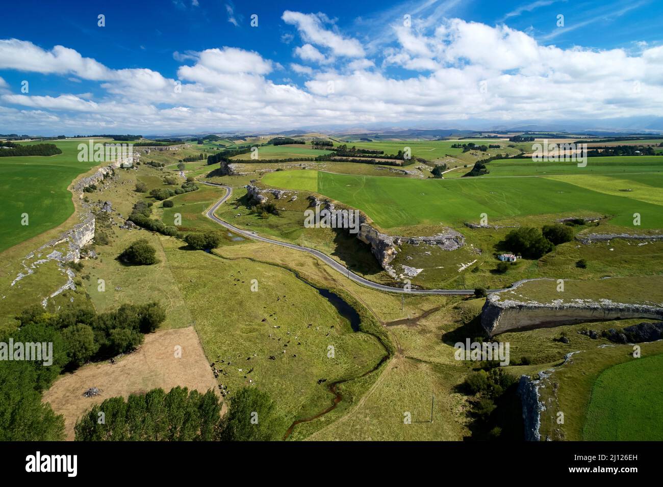 Kalksteinklippen und Ackerland, Island Cliff, North Otago, South Island, Neuseeland - Drohnenantenne Stockfoto