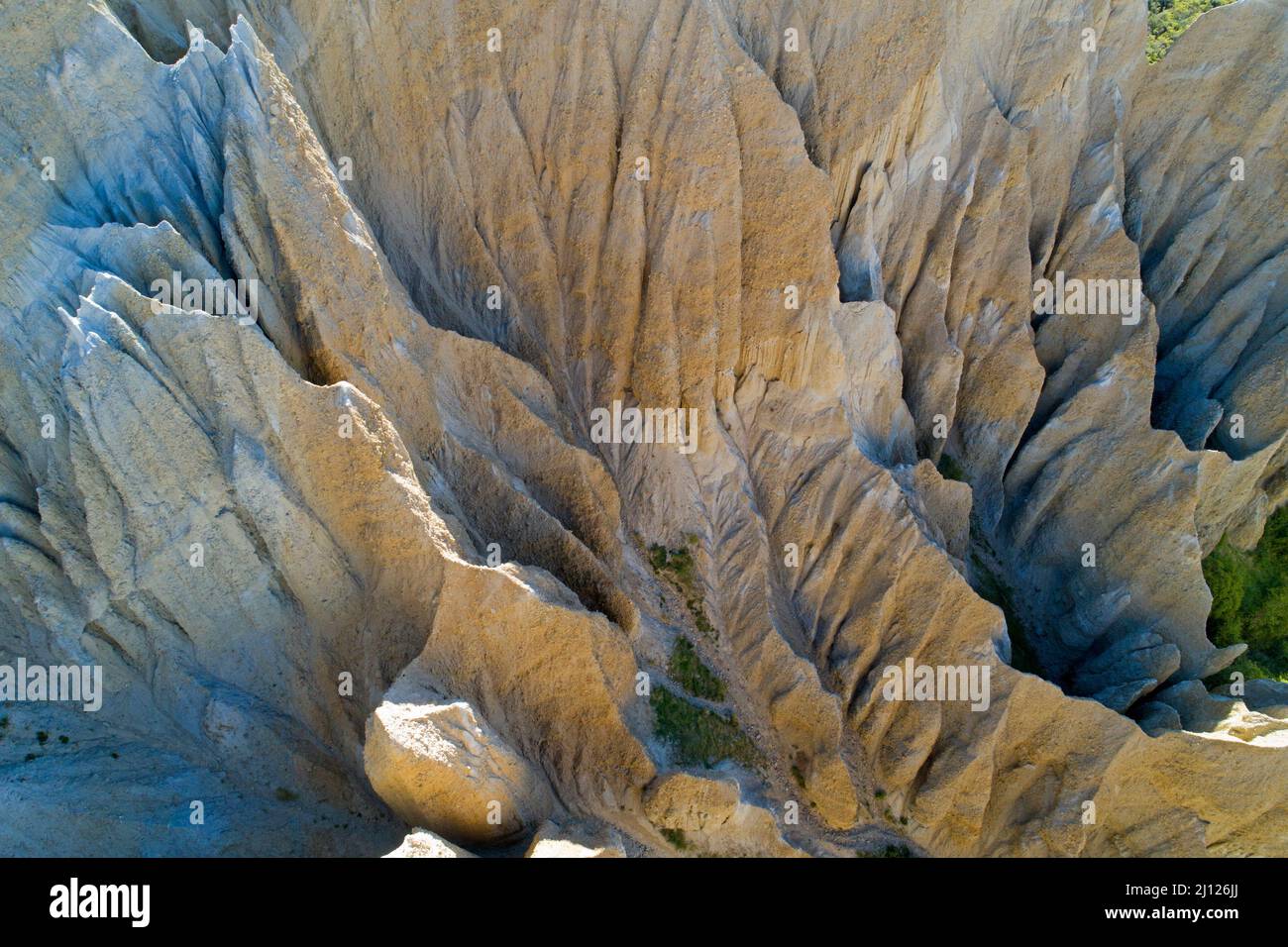 Clay Cliffs, in der Nähe von Omarama, North Otago, South Island, Neuseeland - Drohnenantenne Stockfoto