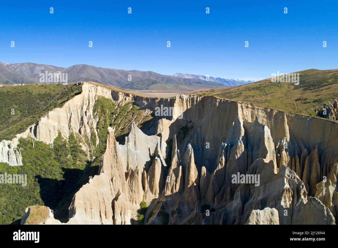 Clay Cliffs, in der Nähe von Omarama, North Otago, South Island, Neuseeland - Drohnenantenne Stockfoto