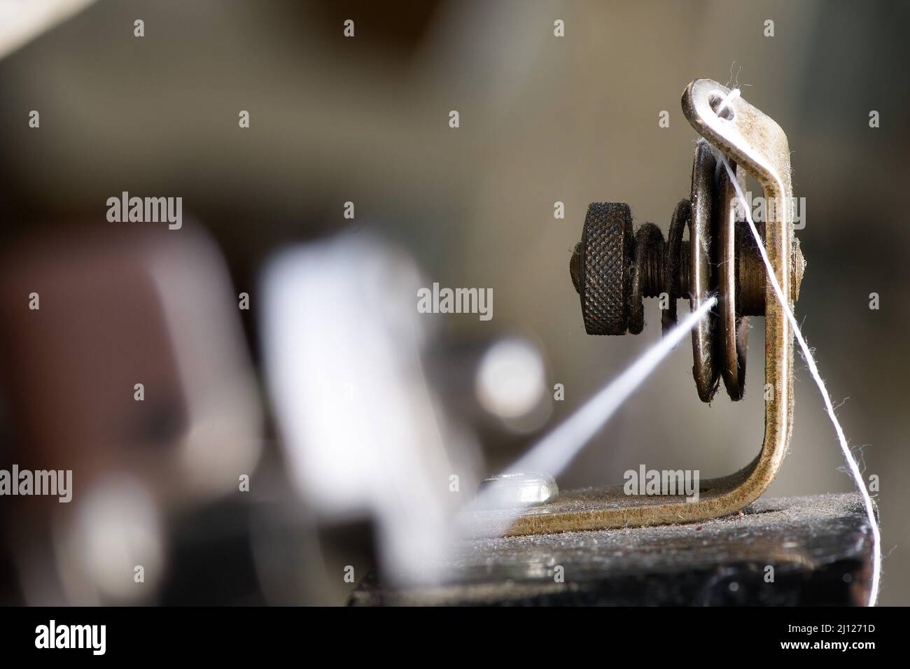 Bahnspannungsregelung der Industrienähmaschine Stockfoto