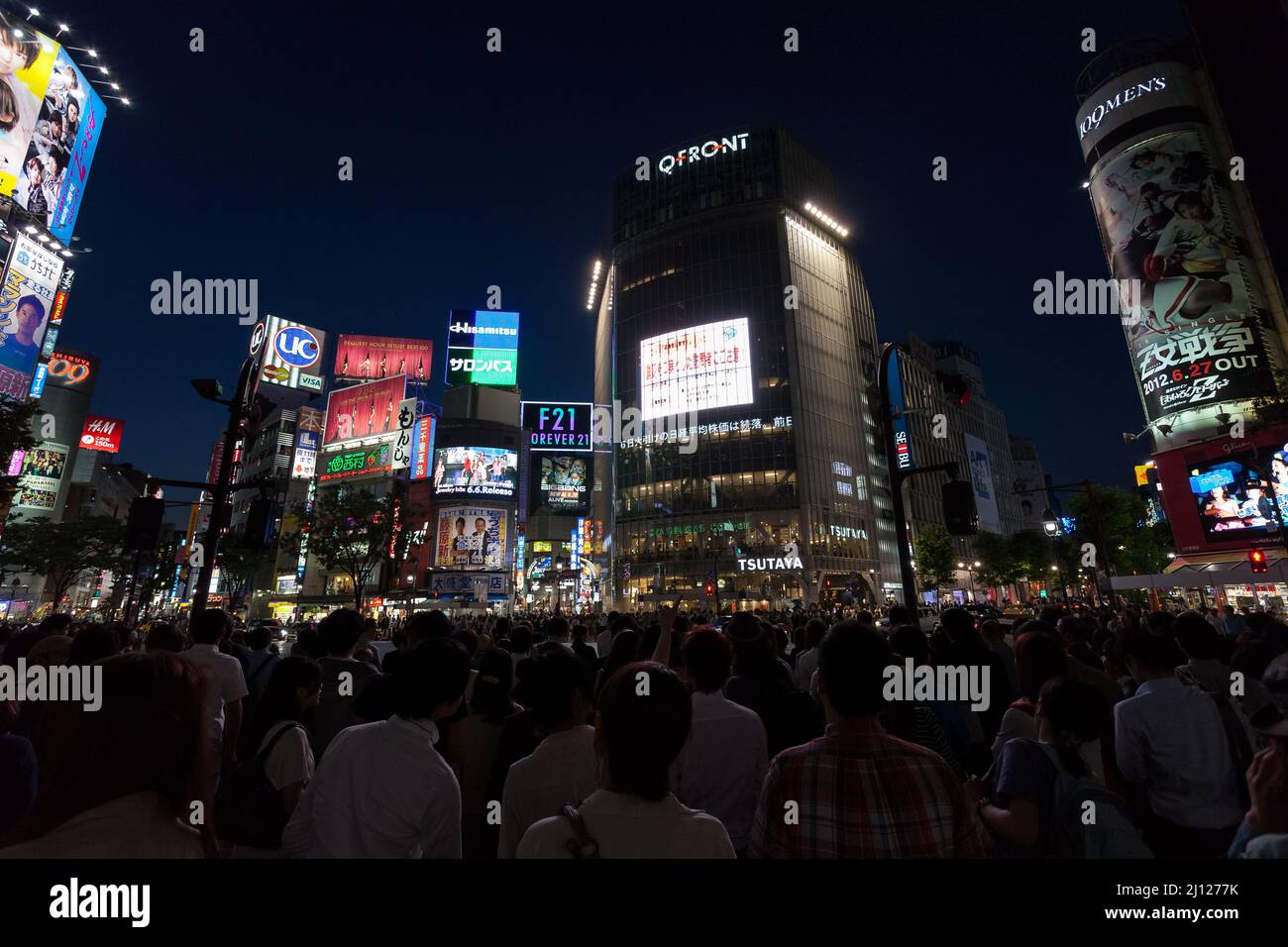 Menschenmassen auf dem Shibuya Hachiko Platz bei Nacht. Tokio, Japan. Stockfoto