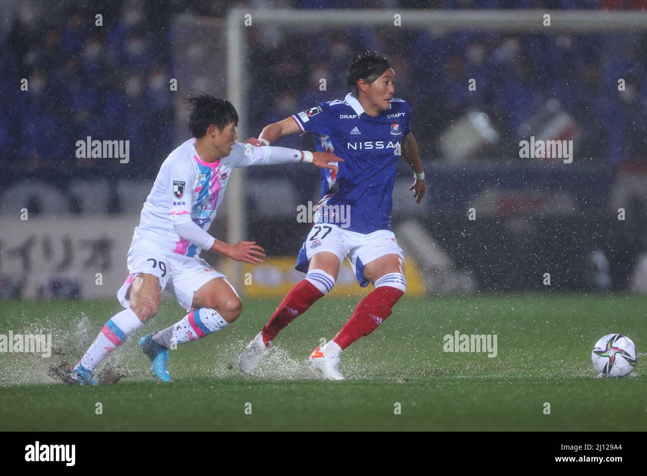 (L bis R) Yuto Iwasaki (Sagan), Ken Matsubara (F. Marinos), 18. MÄRZ 2022 - Fußball / Fußball : 2022 J1 Liga-Spiel zwischen Yokohama F. Marinos 0-0 Sagan Tosu im NHK Spring Mitsuzawa Football Stadium, Kanagawa, Japan. (Foto von YUTAKA/AFLO SPORT) Stockfoto