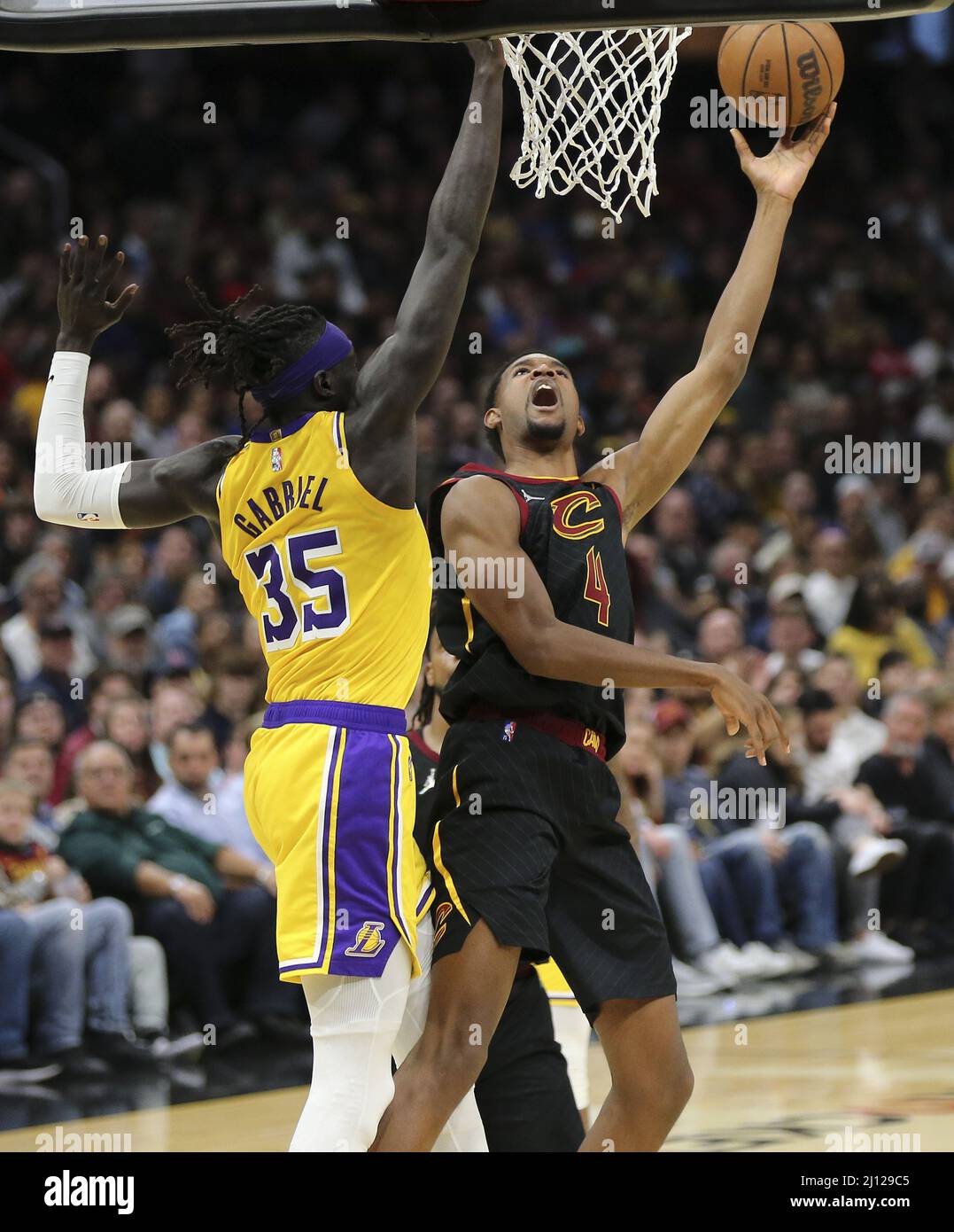 Cleveland, Usa. 21. März 2022. Cleveland Cavaliers Evan Mobley (4) wird am Montag, den 21. März 2022, von Los Angeles Lakers Wenyen Gabriel (35) im Rocket Mortgage Fieldhouse in Cleveland, Ohio, gefoult. Foto von Aaron Josefczyk/UPI Credit: UPI/Alamy Live News Stockfoto