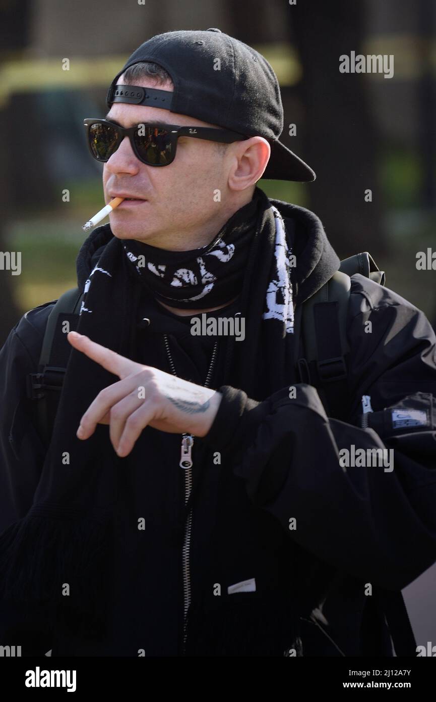 Roma, Italien. 21.. März 2022. Rapper Gemello si esibiscono auf der Bühne eine Demonstration, die zum Frieden zwischen der Ukraine und Russland aufruft, in Rom, (Italien) 20. 2022. März Quelle: dpa/Alamy Live News Stockfoto