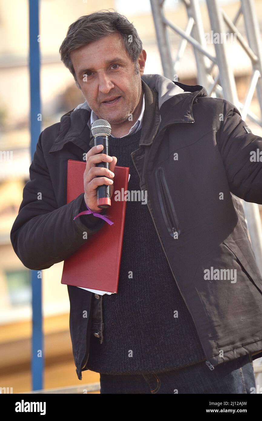 Roma, Italien. 21. März 2022. Schauspieler und TV-Moderator Flavio Insinna nimmt an einer Demonstration Teil, die zum Frieden zwischen der Ukraine und Russland aufruft, in Rom, (Italien) 20. 2022. März Quelle: dpa/Alamy Live News Stockfoto