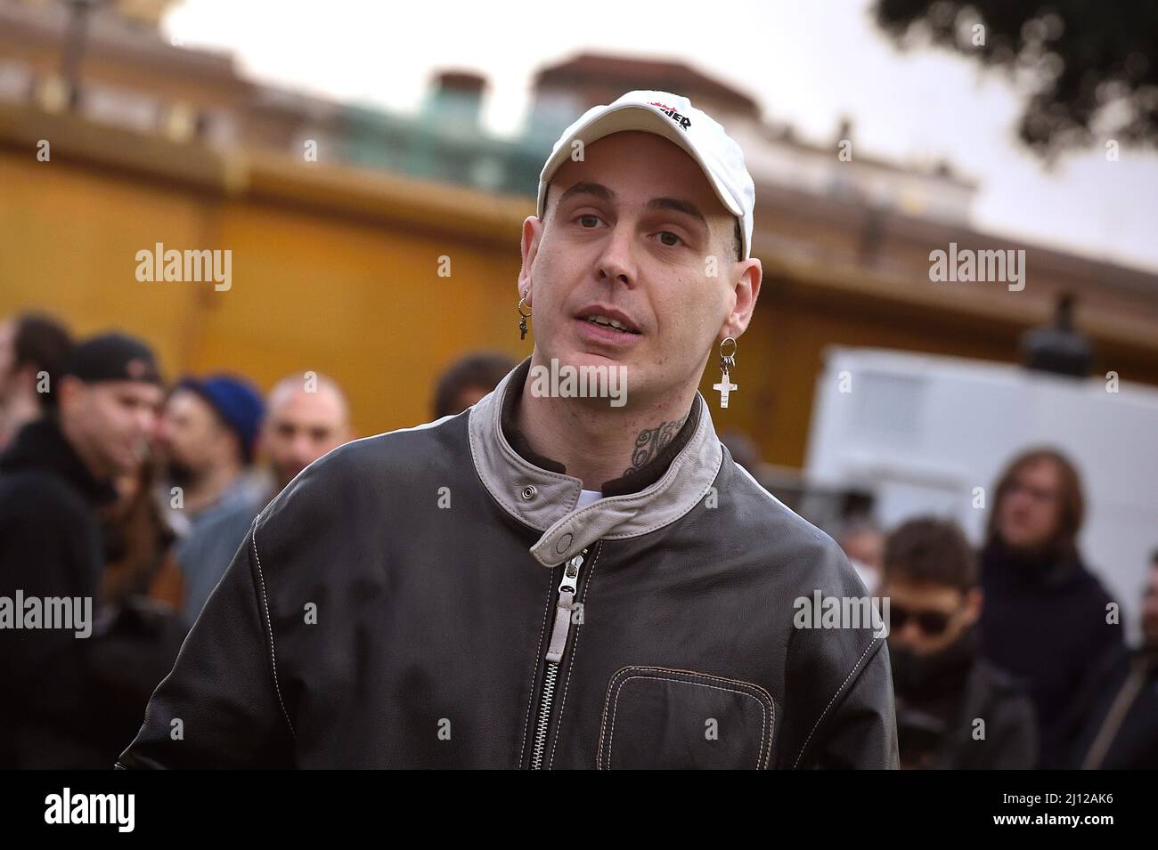 Roma, Italien. 21. März 2022. Der Rapper Davide De Luca besser bekannt als Gemitaiz zusammen mit den Zwillingsrappern treten auf der Bühne während einer Demonstration auf, die zum Frieden zwischen der Ukraine und Russland aufruft, in Rom, (Italien) März 20. 2022 Quelle: dpa/Alamy Live News Stockfoto