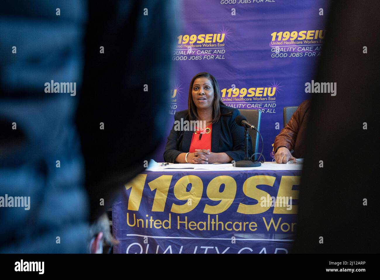 New York, New York, USA. 21. März 2022. AG Letitia James spricht auf einer Pressekonferenz mit den Leitern der Gewerkschaft 1199SEIU am Gewerkschaftshauptsitz. Die New Yorker Generalanwältin Letitia James forderte, dass ein neues Staatsbudget, das von Gouverneur Kathy Hochul eingeführt wurde, sowohl Geld zur Erhöhung der Löhne für Pflegekräfte in Pflegeheimen als auch Geld zur Umsetzung angemessener Mitarbeiter-zu-Bewohner-Verhältnisse und zur Verbesserung des Betriebs von Einrichtungen enthielt. (Foto: Lev Radin/Pacific Press) (Bild: © Lev Radin/Pacific Press via ZUMA Press Wire) Stockfoto