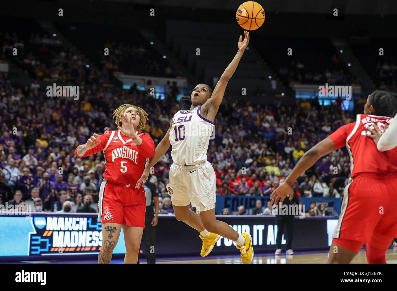 21. März 2022: Ryann Payne (10) von LSU schiebt bei der 2.-Runden-Aktion des NCAA Women's March Madness Tournament zwischen den Ohio St. Buckeys und den LSU Tigers im Pete Maravich Assembly Center in Baton Rouge, LA, einen ausgeglichenen Schuss an Ohio St. Kateri Poole (5) vorbei. Jonathan Mailhes/CSM Stockfoto