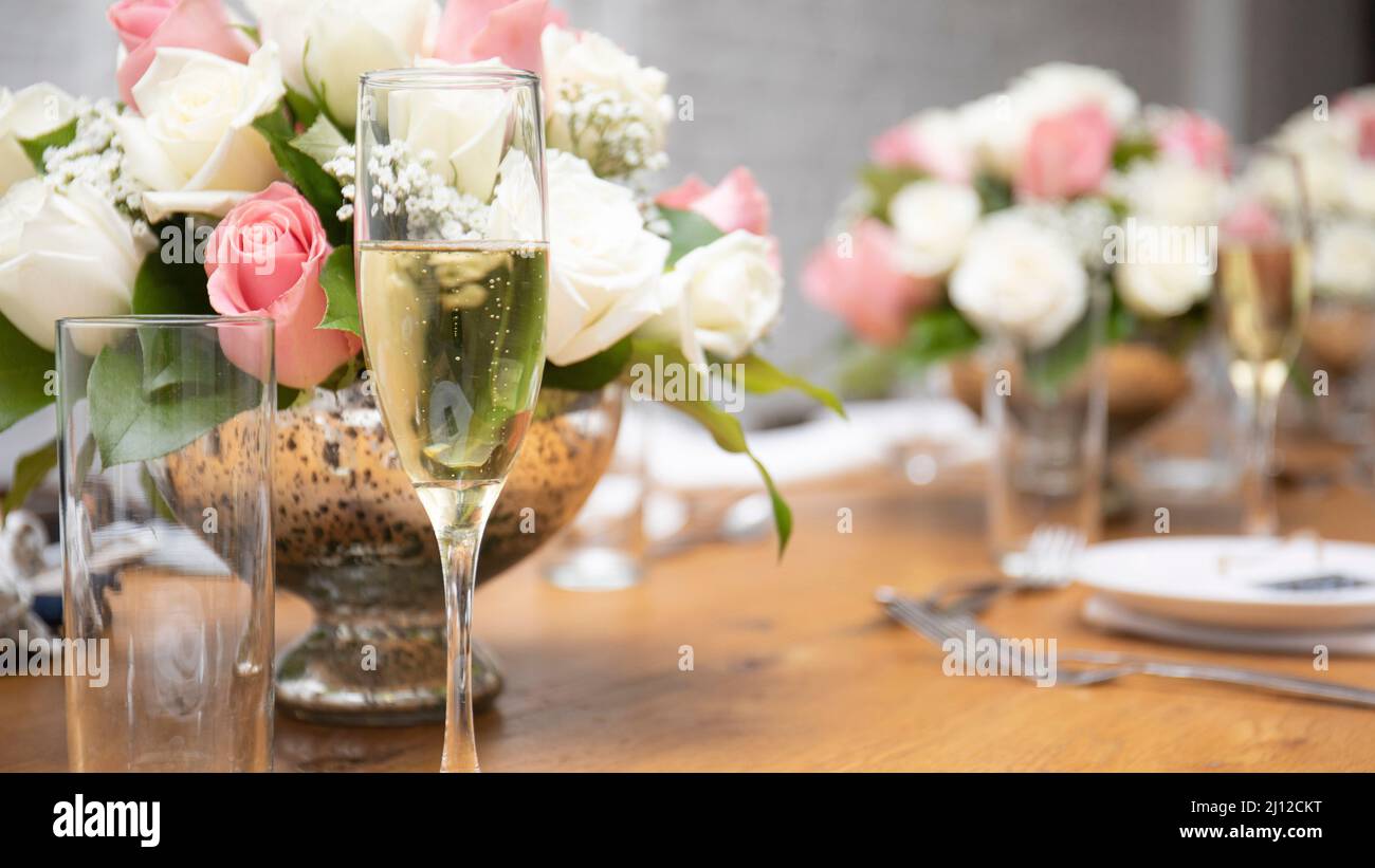 Tischanordnung Mit Blumenmuster Stockfoto