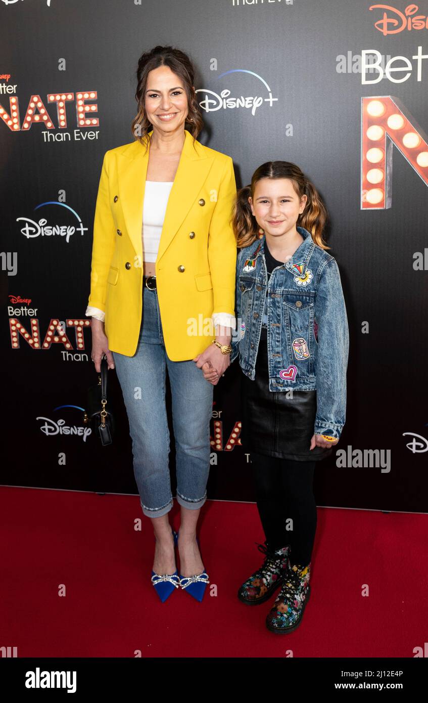 New York, NY - 21. März 2022: Mandy Gonzalez (L) nimmt an der Sondervorführung von Disneys 'Better Nate than ever' im AMC Empire Theatre Teil Stockfoto