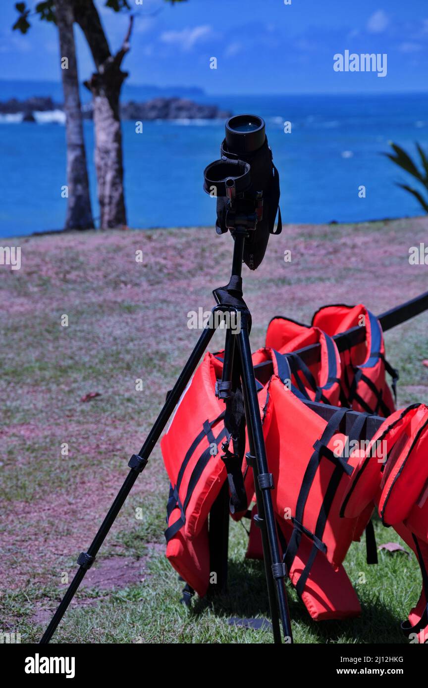 Monokular und Rettungsweste am Strand in Costa Rica Stockfoto