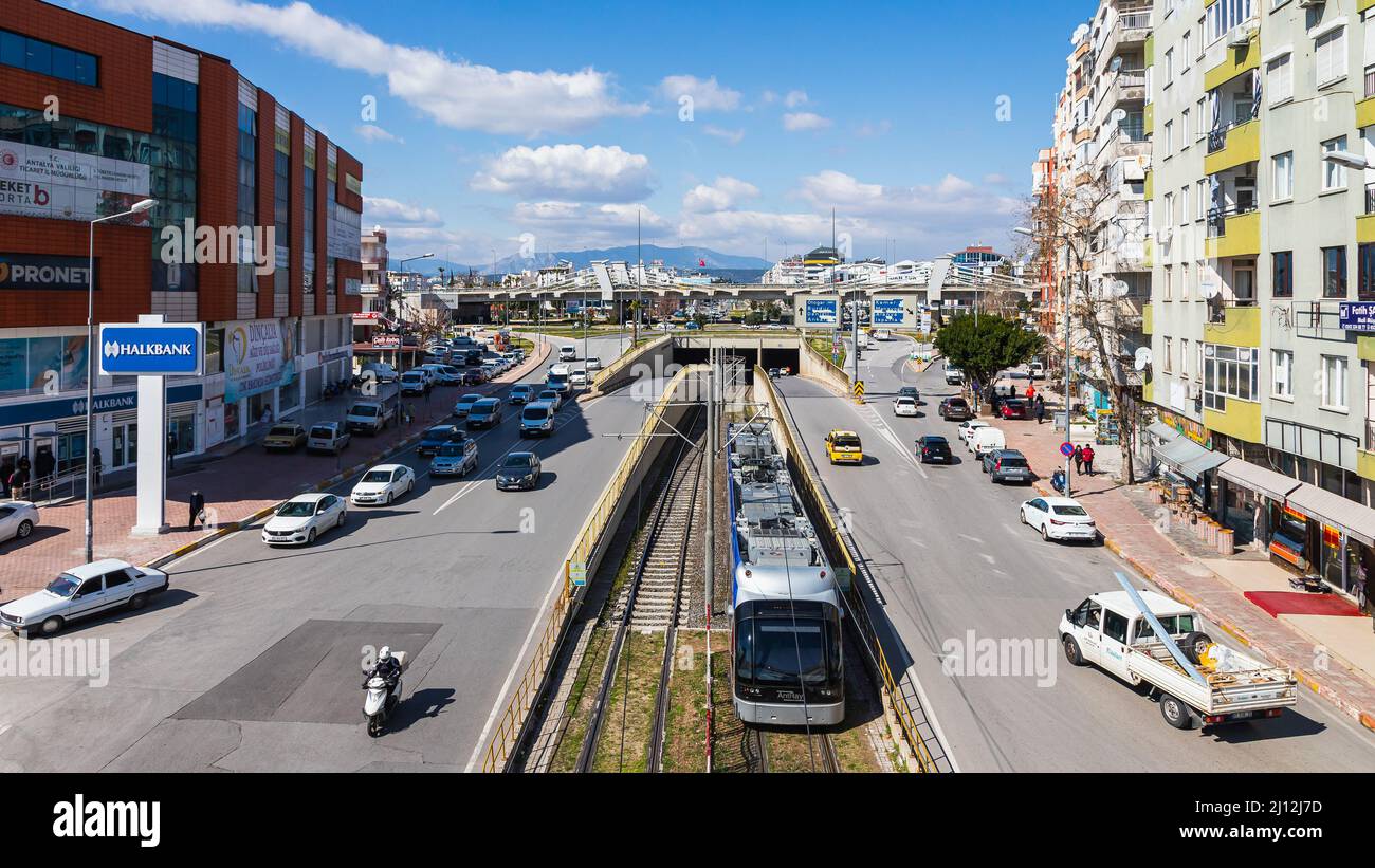 Antalya; Türkei – März 04 2022: autobahn mit viel Verkehr, Straßenbahn, viele Geschäfte, Bank Stockfoto