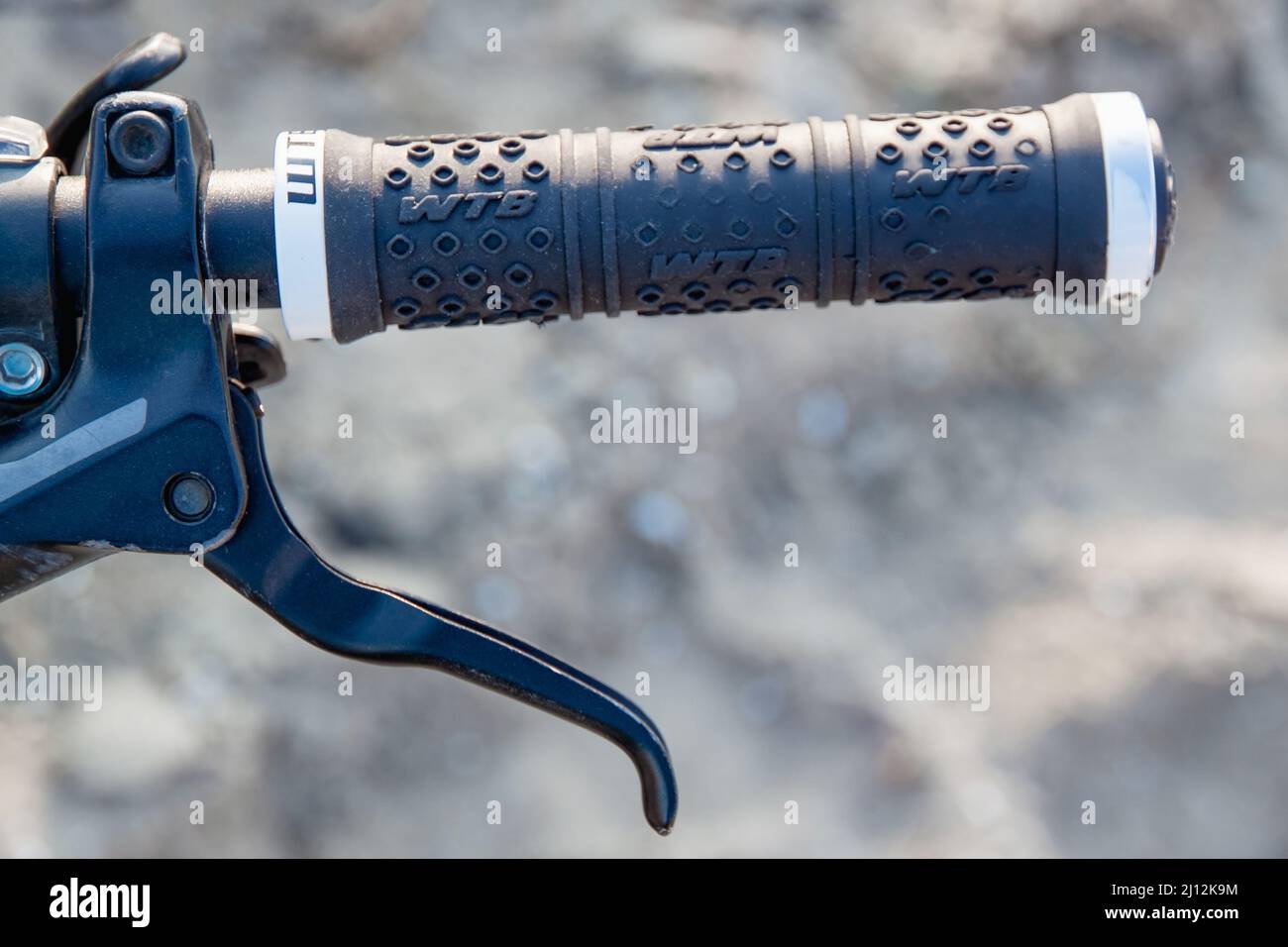 Teil eines Fahrradlenkers mit einem Bremsgriff. Nahaufnahme Stockfoto