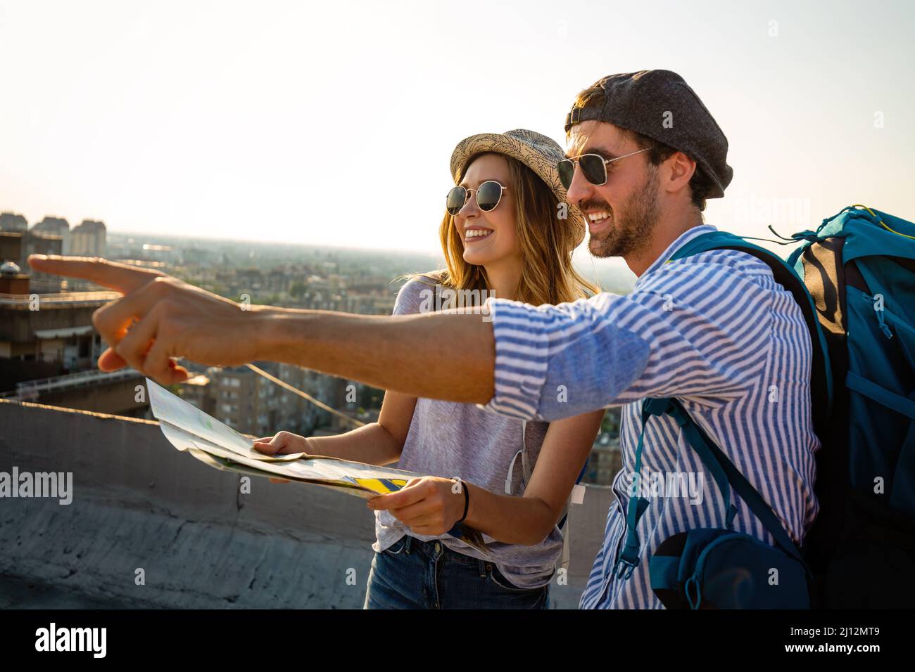 Glückliches Touristenpaar, Freunde, die Stadt mit Stadtplan besichtigen. Urlaubskonzept für Reisende Menschen Stockfoto