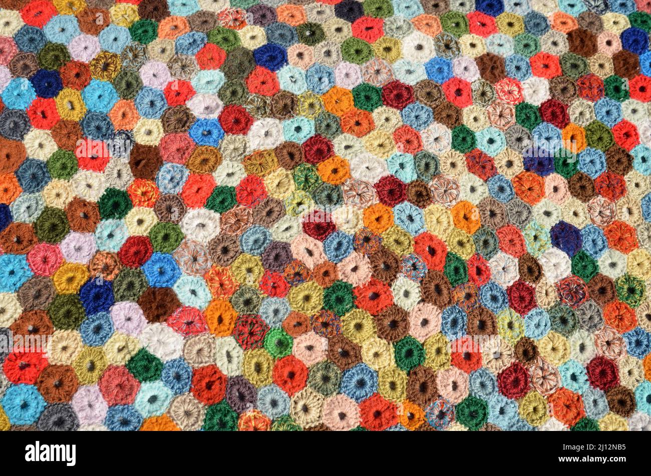 Nahaufnahme eines gehäkelten Patchwork-Teppichs. Stockfoto
