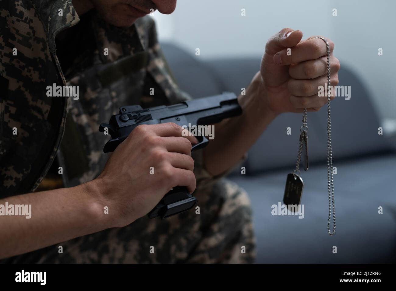 Militär mit Traurigkeit und mit einer Waffe Stockfoto