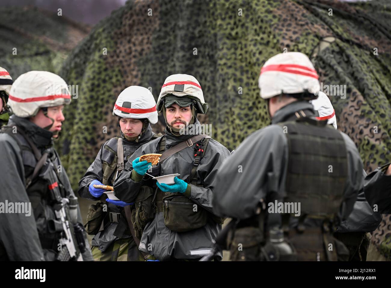 Schwedische Soldaten nehmen an der internationalen Militärübung Cold Response 22 in Norwegen Teil, 21. März 2022. Cold Response ist eine von Norwegen geführte Winterübung, an der die NATO und die Partnerländer teilnehmen. Schweden beteiligt sich mit 1.500 Soldaten und Offizieren und wird gemeinsam mit finnischen Armeeeinheiten organisiert. Foto: Anders Wiklund / TT / Code 10040 Stockfoto