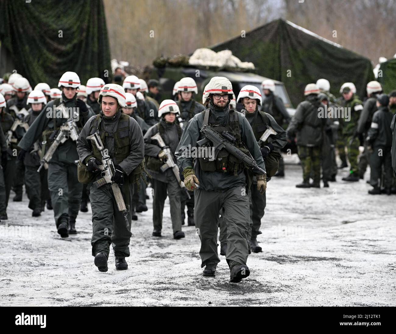 Schwedische Soldaten nehmen an der internationalen Militärübung Cold Response 22 in Norwegen Teil, 21. März 2022. Cold Response ist eine von Norwegen geführte Winterübung, an der die NATO und die Partnerländer teilnehmen. Schweden beteiligt sich mit 1.500 Soldaten und Offizieren und wird gemeinsam mit finnischen Armeeeinheiten organisiert. Foto: Anders Wiklund / TT / Code 10040 Stockfoto