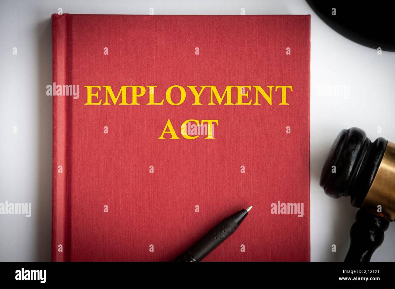 Draufsicht auf das Employment Act Buch mit Gavel und Stift auf weißem Hintergrund. Rechtskonzept. Stockfoto