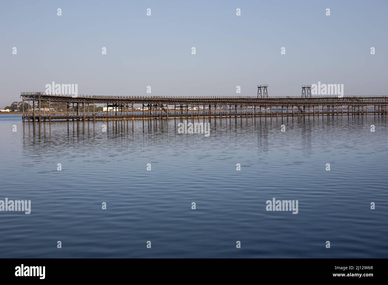 Seitenansicht des Rio Tinto Pier im Hafen von Huelva Stockfoto