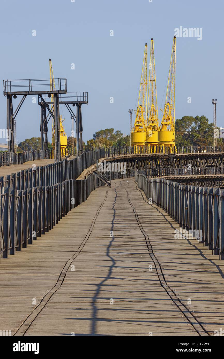 Blick auf den oberen Teil des Rio Tinto Pier im Hafen von Huelva Stockfoto