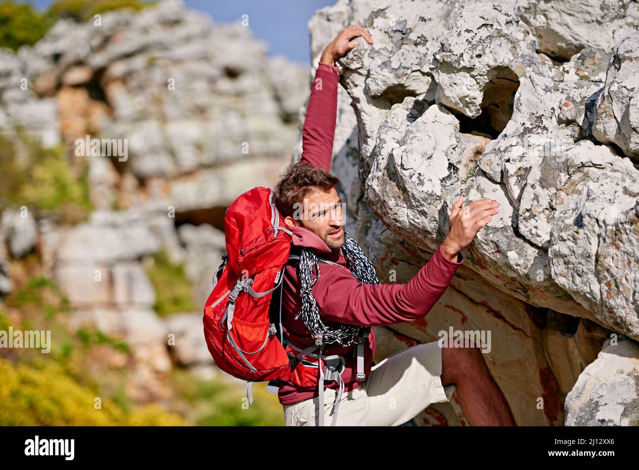Fast ganz oben. Aufnahme eines jungen Mannes, der eine Wanderung durch die Berge genießt. Stockfoto