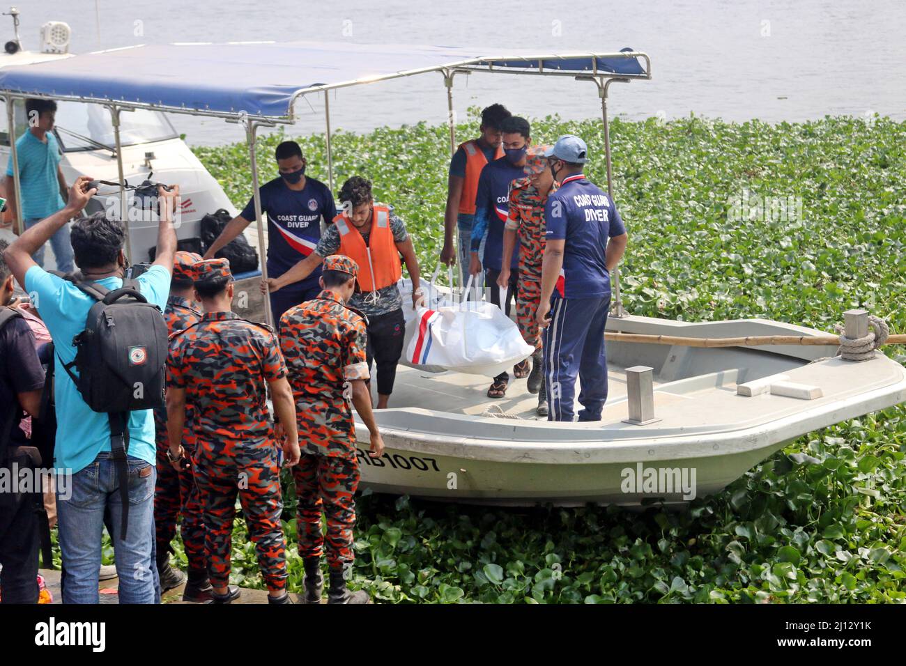 Rettungskräfte erholen einen Leichnam, nachdem eine Fähre im Fluss Shitalakkhya in Narayanganj, Bangladesch, gekentert ist, 21. März 2022. Nach Angaben der Feuerwehr und der Flusspolizei Narayanganj wurden mindestens sechs Leichen geborgen und 20 Menschen werden immer noch vermisst, nachdem eine Fähre im Fluss Shitalakkhya gekentert ist. Die FÄHRE ML Afsar Uddin sank im Fluss, nachdem sie von einem Frachtschiff getroffen wurde. Am 21. März 2022 in Dhaka, Bangladesch. Foto von Habibur Rahman/ABACAPRESS.COM Stockfoto