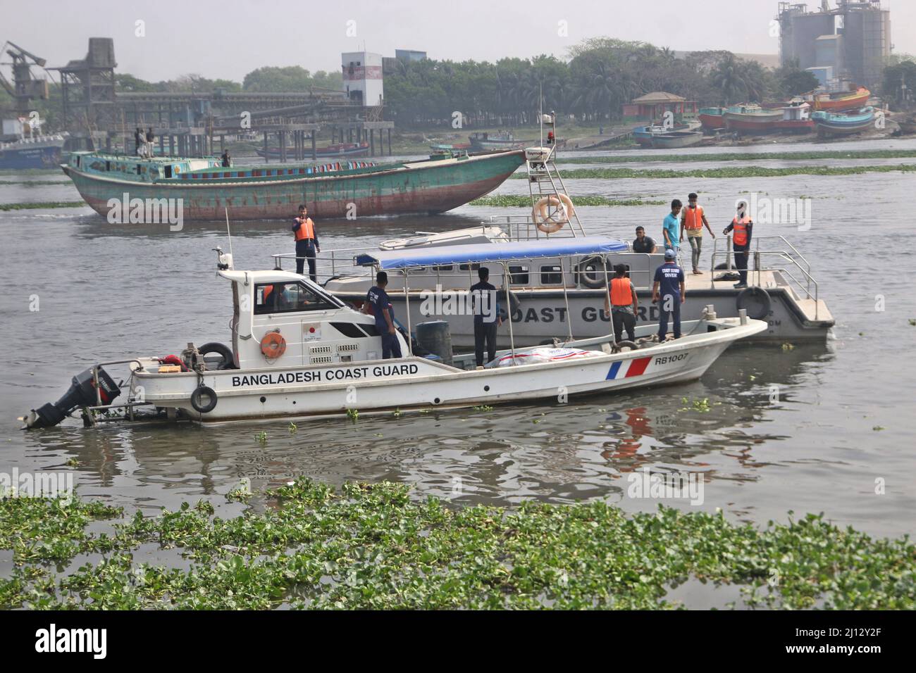 Rettungskräfte erholen einen Leichnam, nachdem eine Fähre im Fluss Shitalakkhya in Narayanganj, Bangladesch, gekentert ist, 21. März 2022. Nach Angaben der Feuerwehr und der Flusspolizei Narayanganj wurden mindestens sechs Leichen geborgen und 20 Menschen werden immer noch vermisst, nachdem eine Fähre im Fluss Shitalakkhya gekentert ist. Die FÄHRE ML Afsar Uddin sank im Fluss, nachdem sie von einem Frachtschiff getroffen wurde. Am 21. März 2022 in Dhaka, Bangladesch. Foto von Habibur Rahman/ABACAPRESS.COM Stockfoto