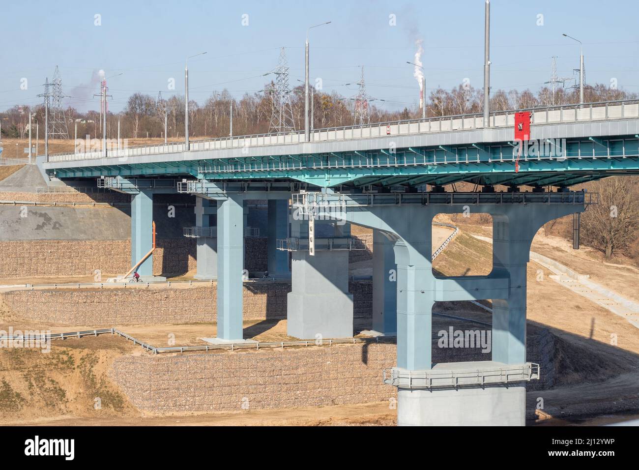 Eine Straßenbrücke über den Fluss. Strukturen der Automobilbrücke von unten Stockfoto