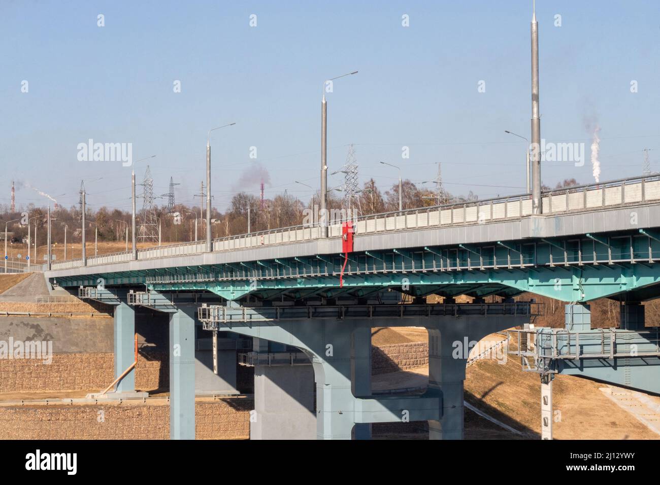 Eine Straßenbrücke über den Fluss. Strukturen der Automobilbrücke von unten Stockfoto