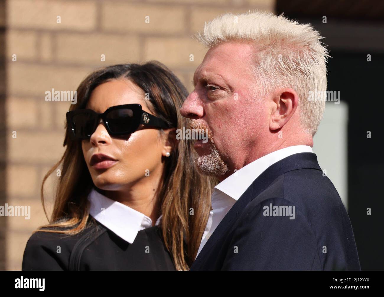 Foto zeigt: Boris Becker am Southwark Crown Court in London, wo er heute vor dem Insolvenzverfahren steht, begleitet von der glamourösen Freundin Lilian Stockfoto